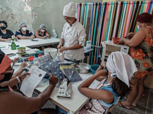 Oficina de Chocolate qualifica confeiteiras na Escola de Artes