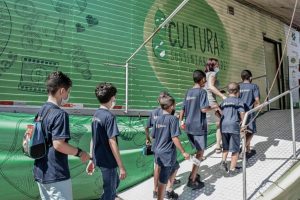 Projeto itinerante leva teatro e cinema para moradores de Itaboraí 