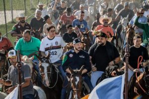 Cavalgada reúne milhares de pessoas em comemoração ao 189 anos (1)