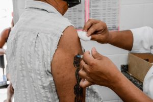Itaboraí inicia 2ª dose de reforço contra Covid-19 para idosos de 70 anos ou mais