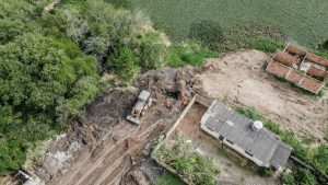 Prefeitura de Itaboraí inicia desobstrução de 'lagoa' que assola moradores há décadas (4)