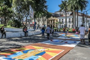 Tradição dos tapetes de sal marca celebração de Corpus Christi em Itaboraí 1