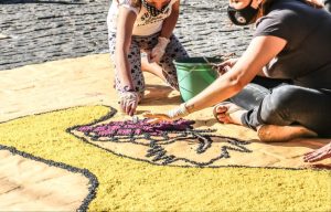 Tradição dos tapetes de sal marca celebração de Corpus Christi em Itaboraí