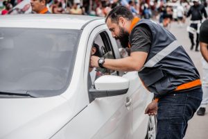 ’Blitz’ educativa conscientiza motoristas e pedestres na Avenida 22 de Maio (2)