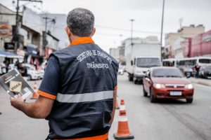 ’Blitz’ educativa conscientiza motoristas e pedestres na Avenida 22 de Maio