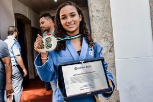 Campeã mundial de Jiu-Jitsu é recebida com homenagens