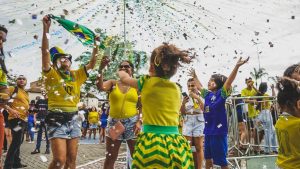 Torcedores se reúnem no Ita Fan Fest e festejam vitória do Brasil pela Copa do Mundo (5)
