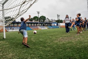 Em clima de Copa do Mundo, alunos da rede municipal de ensino participam de visita orientada no 'Alzirão' (1)