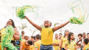 Milhares de torcedores comemoram a classificação e goleada do Brasil no Ita Fan Fest (5)