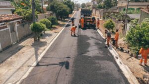 Obras de pavimentação e infraestrutura avançam para bairros de Vila Brasil e Ampliação