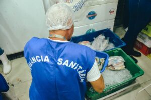 Vigilância Sanitária de Itaboraí fiscaliza venda e orienta consumidores sobre alimentos para Páscoa (3)